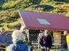 Ankunft in der Hütte der ARGE Nadelquarz und Begrüssung durch Walti Metz (links)