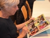 Ursula Betschart stöbert im Fotobuch