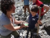 Priska erklärt den Mineralienreichtum im Waschsand